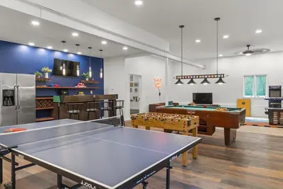 Image de 6500 sqft★9br! ★Gorgeous Modern Ranch★Serene Backyard\/Deck★Huge Game Room★Pets!