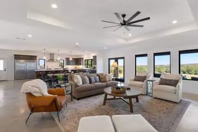 Image de La Grange Modern Farmhouse, breathtaking views!
