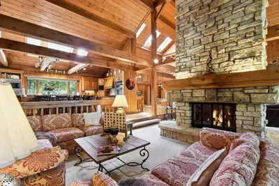 Image de Galena Getaway w/ Hot Tub, Home Theater & More!