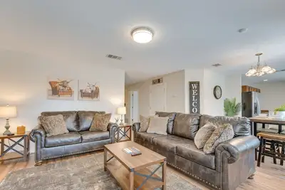 Image de Sunny Universal City Home ~ 18 Mi to San Antonio!