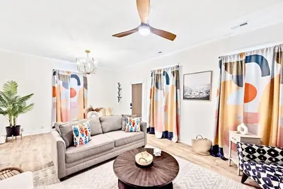 Image de Perfect Norfolk Retreat Minutes to Ocean View Beach!