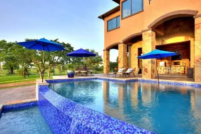 Image de Lake Travis DeepWaterfront Home: Views, Pool, Dock, Outdoor Kitchen, OpenAir Bar