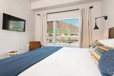 Image de Iron Mt Hot Spgs Condo #207 | Mtn Views | Sleeps 4