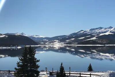 Image de Luxury Top Floor 2/2 condo on Lake Dillon Jan. 1 to April 15.