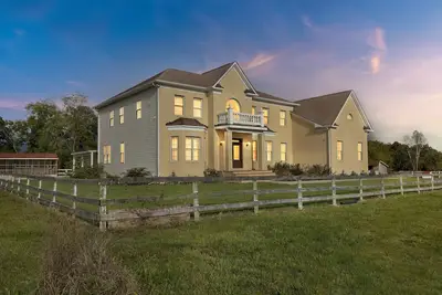 Image de Bull Run Estate: Luxury Retreat w/ Scenic Views by RedAwning