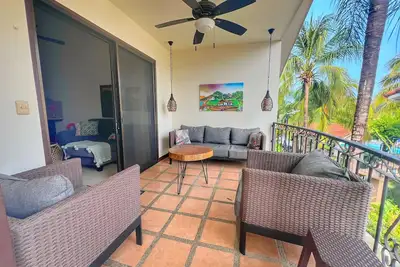 Image de Vaulted Ceilings - Shaded Terrace - Walk to Beach
