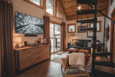 Image de Mid-century modern cowboy retreat with a 35-ft. deck on the Salmon River.