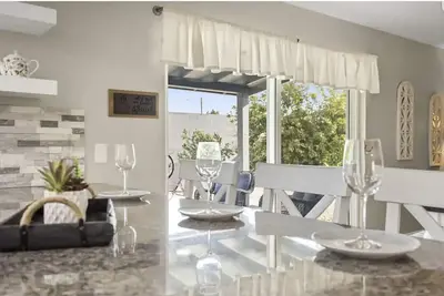 Image de Luxury retreat with heated pool! Close to everything!