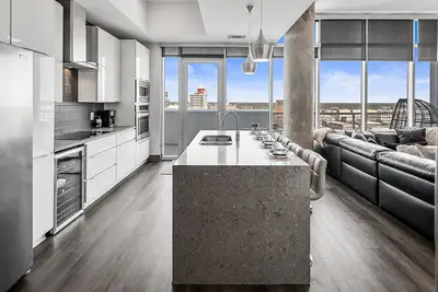 Image de Luxury & Comfort ~ 5⭐️ Location, Pool, Gym