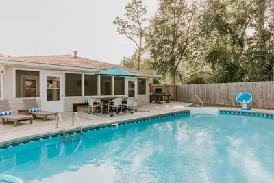 Image de Shadowlawn: Spacious four bedroom - three bath w/ pool in golf cart district! !