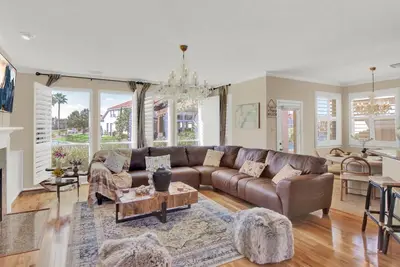 truly stunning lakefront with immediate access to all the city has to offer.