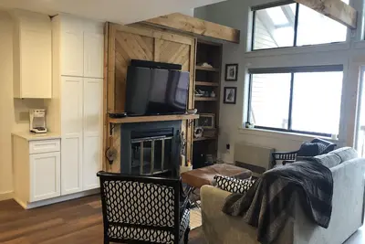 Image de Cozy trailside ski retreat on Okemo Mountain