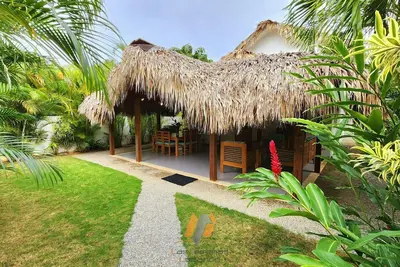 Image de Charmante villa Tropicale - 2 Ch A/C – 2. 5 Sdb – Piscine - Jardin - 200 M Plage