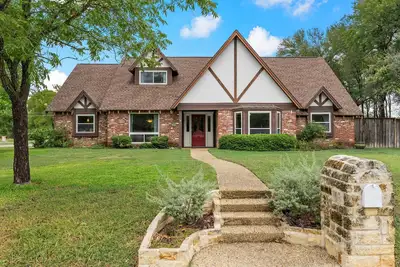 Image de Beautiful Tudor Style home centrally located, and packed with amenities!