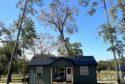 Image de Newly constructed waterfront cabin C1 with pond and Trinity River views