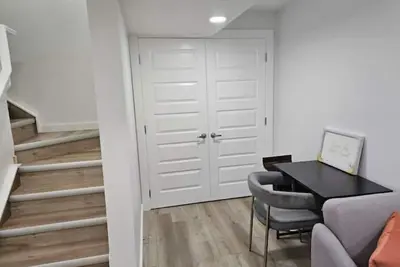 Image de Cozy 2brm suite in Nw Calgary