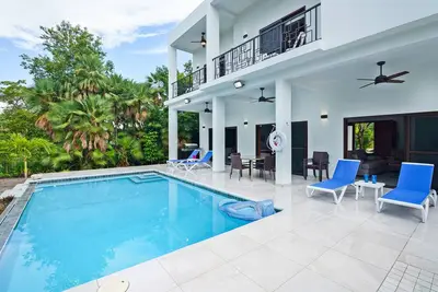 Image de Large Luxury and Contemporary Villa with pool in the gated community of Naia