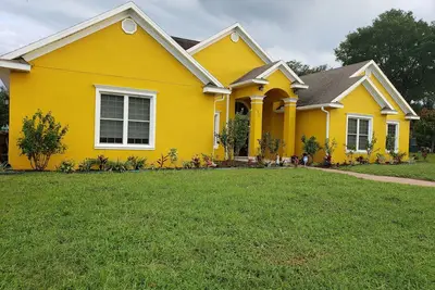 Image de The Yellow House in the Heart of Florida