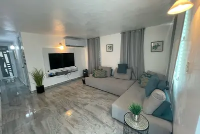 Image de ! 8 minutes from the beach and tourist sites! Comfortable and central house.