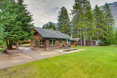 Image de Creekside Silver Gate Getaway w\/ Fireplace!