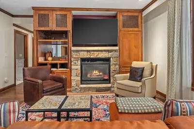 Image de The Ritz-Carlton | 3br Residence Wr 2207: Ski-in/Ski-out Resort in Aspen Highlands with Ski view