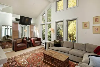 Image de Old Hundred Unit 102 | Townhouse with Treetop Views & Excellent Location, 3 Blocks to Ski Slopes
