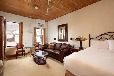 Image de Independence Square Unit 306 | Hotel Room with Large Sitting Area & Wet Bar