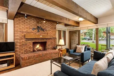 Image de Cottonwoods Unit 1f | Stylish Condo with Excellent West End Location, Wood-Burning Fireplace