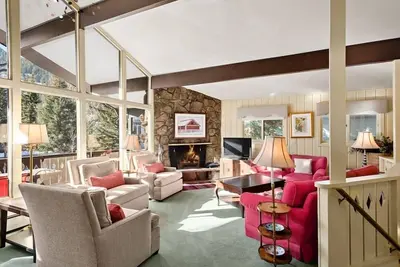 Image de 118 E. Bleeker Street Home | Large, Two-Level Home/Duplex with Private Deck & On-Site Parking