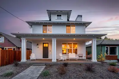 Image de Old Mill Villa: Guesthouse, Salt Hot Tub, Sauna, Steps to Old Mill