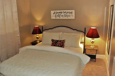 Image de The Red 6: indulge in the charm of a delightful and cozy 2-bedrm apartment
