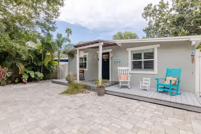 Image de Happy Camper Cottage - Cozy Oasis with Outdoor Hot Tub - No Cleaning Fee