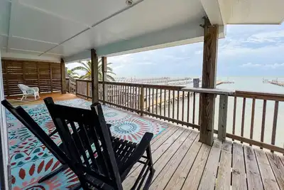 Image de Bayfront beach house with amazing views, furnished deck, & dock