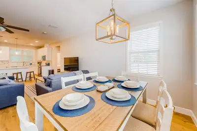 Image de Dog-friendly coastal abode with a grill, central Ac, updated interior & patio