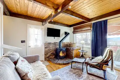 Image de Mountain-view cottage with inviting deck, fireplace & washer/dryer