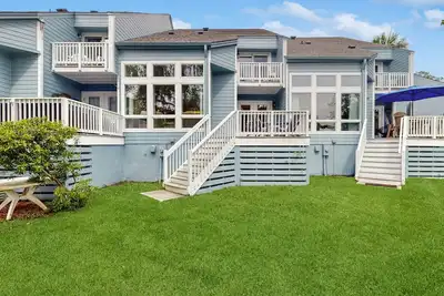Image de Waterfront townhome with pool, gym and tennis access, W/D, & central Ac