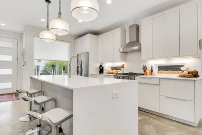 Image de Modern home in the heart of the city with great outdoor space, hammock, & Ac