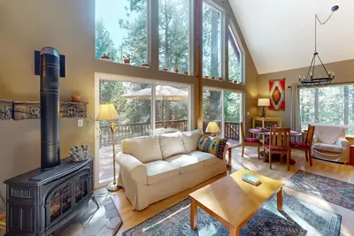 Image de Charming cabin with private deck, fireplace, movie projector, & W/D