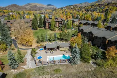 Image de Hot Tub & Pool Bliss! Walk to the Mountain from This Relaxing Getaway with Scenic Views – Book Now!