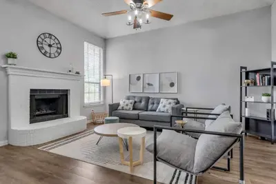 Image de Pet Friendly Modern Home near Dtfw, Arlington, Heb, and Dallas
