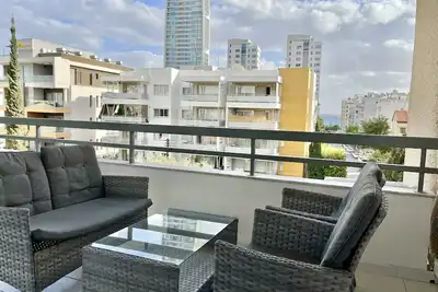 Image de 2 Min to the Beach and Shopping! Family size, modern large flat.