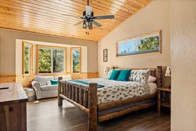 Image de Snowy Evening Lodge + Firepit + Treetop Views