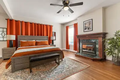 Image de Stunning Midtown Beauty + Private Parking!