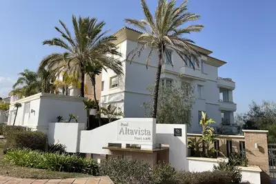 Image de L’Oasis, luxueux et calme 2 chambres au bord du Golf de la Cala, vue montagnes.