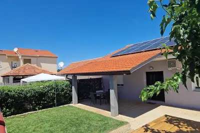 Image de Maison de vacances Sukošan pour 1 - 5 personnes avec 2 chambres à coucher - Maison jumelée