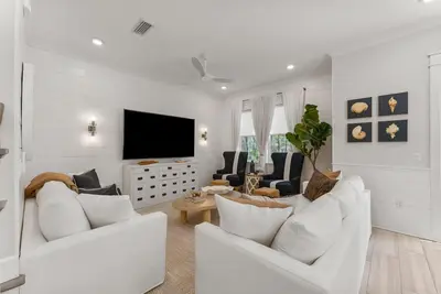 Image de 30a Rental Happy Place - Golf Cart - 2 Pools, Beach, 4 Bikes, Big Chill, Slps 10