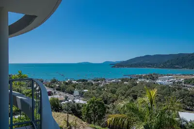 Image de Stunning 2 bed, 2 bath sea view apartment close to Airlie Beach Main Street