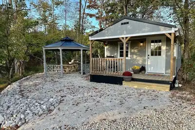 Image de This tiny cabin is a peaceful place complete with stocked pond and kayaks!