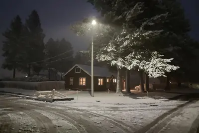 Image de Updated downtown cabin with amazing mountain views and huge fenced yard!