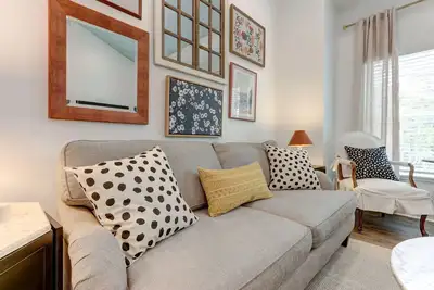 Image de My Sunny Day - Airy Loft W\/ Mural - 5 Min to Sav By Lucky Savannah